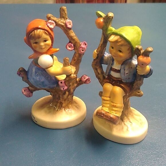 Vintage Goebel Hummel Figurine Boy and girl in Apple Trees Cottagecore - Picture 10 of 11